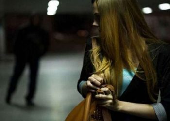 ‘E dashuroj’/ Nxënësja shqiptare që ngacmon profesorin prej 4 vitesh, rrezikon 3 vite burg