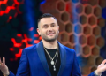 Ironizon Aktori i njohur i humorit: Ne na rritet çmimi i bukës, ndërsa afganët rrinë në hotel me pesë yje