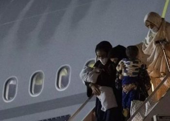 3 gra afgane sjellin në jetë fëmijët e tyre në avionin e SHBA-ve, Pentagoni: Arritëm një rekord të ri evakuimesh