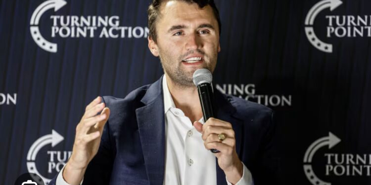 Charlie Kirk, është një emër i suksesshëm, i dashur dhe frymëzues për Amerikën, qytetarët amerikanë e në veçanti për të rinjtë anembanë botës i cili me shembullin e tij në gjithçka që bën frymëzon rininë amerikane.